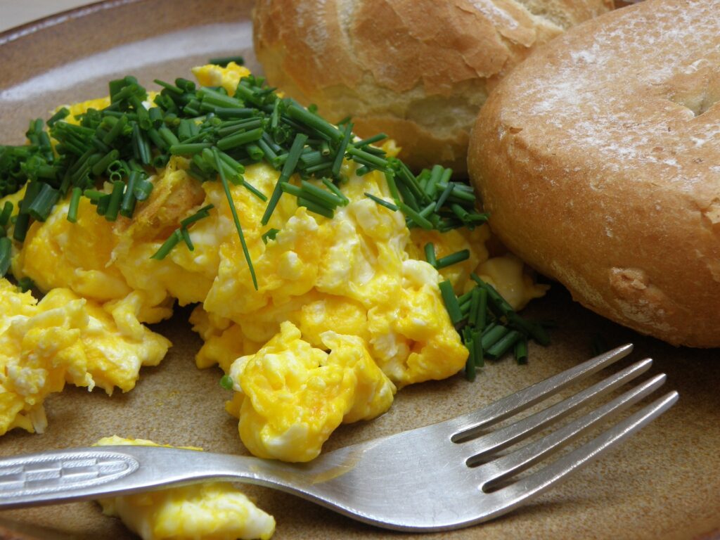 Jajecznica na śniadanie – czy to dobry pomysł?